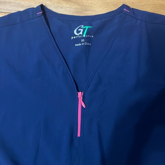 GT Performance Scrub Top - Picture 2 of 3